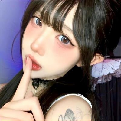 泳池里的男孩